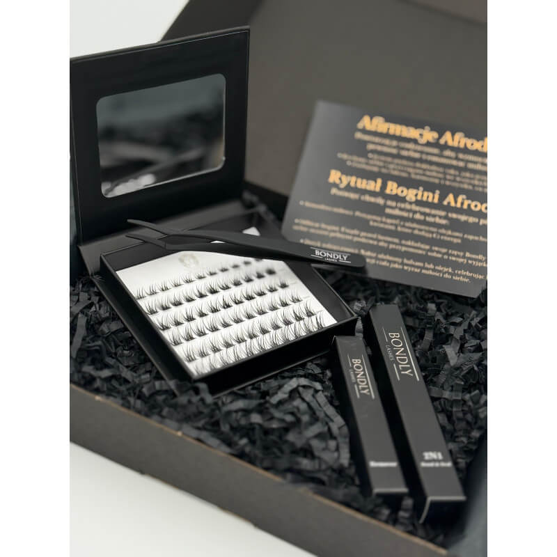 Na zdjęciu widoczny jest starannie zapakowany zestaw do stylizacji rzęs marki Bondly Lashes, utrzymany w eleganckiej, minimalistycznej estetyce premium. Produkt został zaprezentowany w otwartym czarnym pudełku wypełnionym dekoracyjnym papierowym wypełnieniem, co nadaje całości luksusowy i prezentowy charakter.